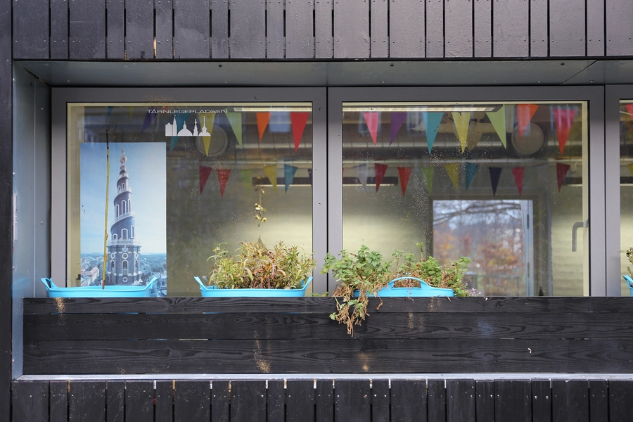 Mirror House - Tårnlegepladsen Kig ind i opholdrummet