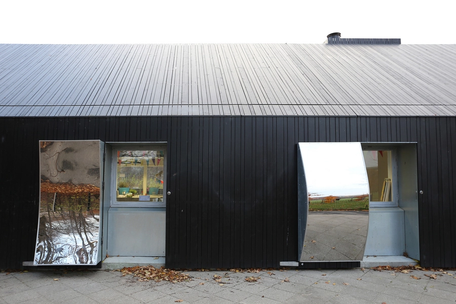 Mirror House - Tårnlegepladsen Forskellige spejle på facaden