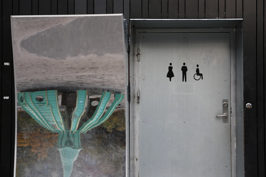 Mirror House - Tårnlegepladsen Tårnlegepladsen spejlet på hovedet