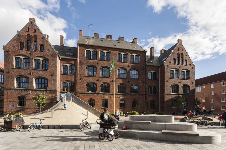 Guldberg Byplads Siddemøbel og Rutchebane foran skolen