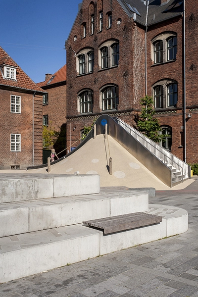 Guldberg Byplads Siddemøbel og Rutchebane foran skolen