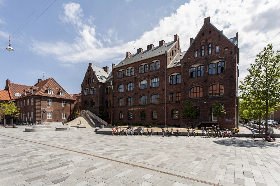 Guldberg Byplads Granitbelægning og ledelinie i corten