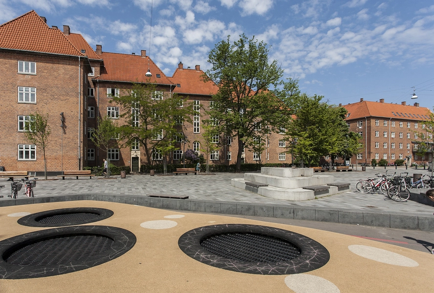 Guldberg Byplads Trampoliner foran Guldberg Skole