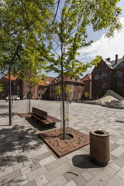 Guldberg Byplads Nyt byrumsinventar og træer