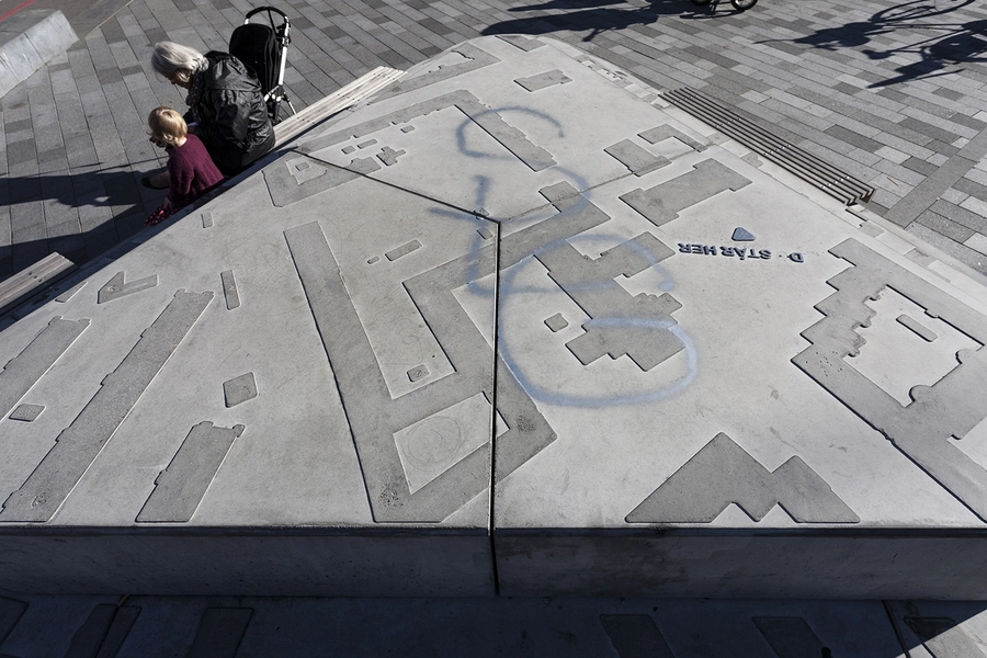 Guldberg Byplads Siddemøbel med kort over Nørrebro