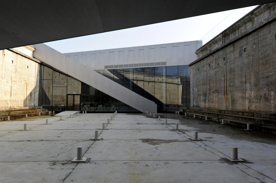 M/S Museet for Søfart Afslutning af dokken mod øst med café og trappe.