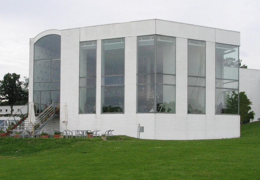 Kunstmuseet Trapholt Bygningen set fra haven