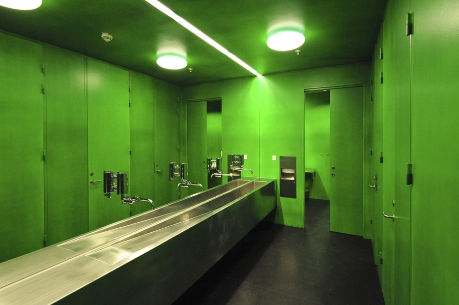 M/S Museet for Søfart Toiletterne er holdt i enten skrap grøn eller rød farve.