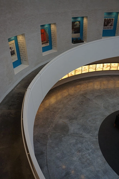 Kunstmuseet Trapholt Kig over rampe ned i udstillingsrum