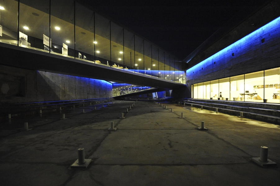 M/S Museet for Søfart Bunden af dokken set fra øst ved aftenbelysning.