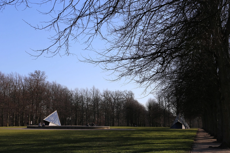 Cisternerne De to symmetriske indgangspartier er det eneste synlige tegn på museet over jorden