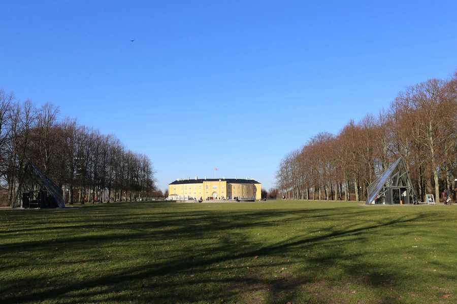 Cisternerne Frederiksberg slot i baggrunden