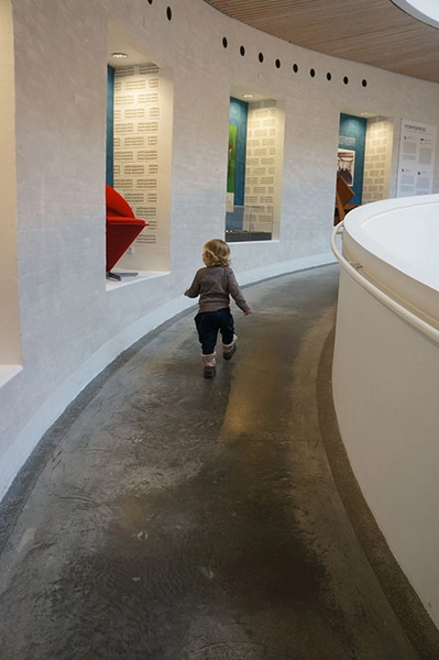 Kunstmuseet Trapholt Rampe med udstillingsnicher