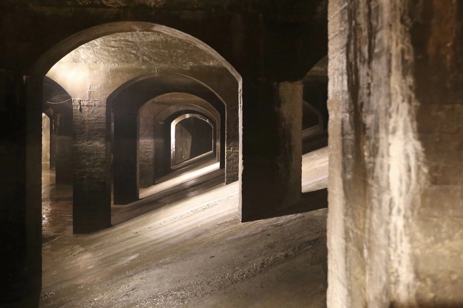 Cisternerne Skrå ydervægge på langsiden af rummet