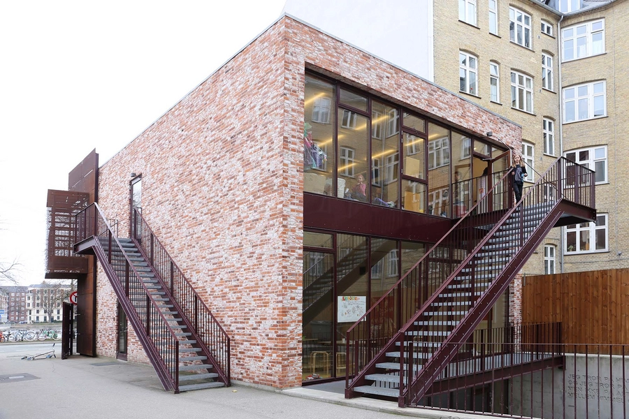 Bording Friskole Den nye tilbygning set fra skolegården