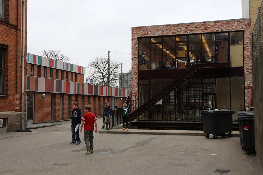 Bording Friskole Skolegård, østfacade