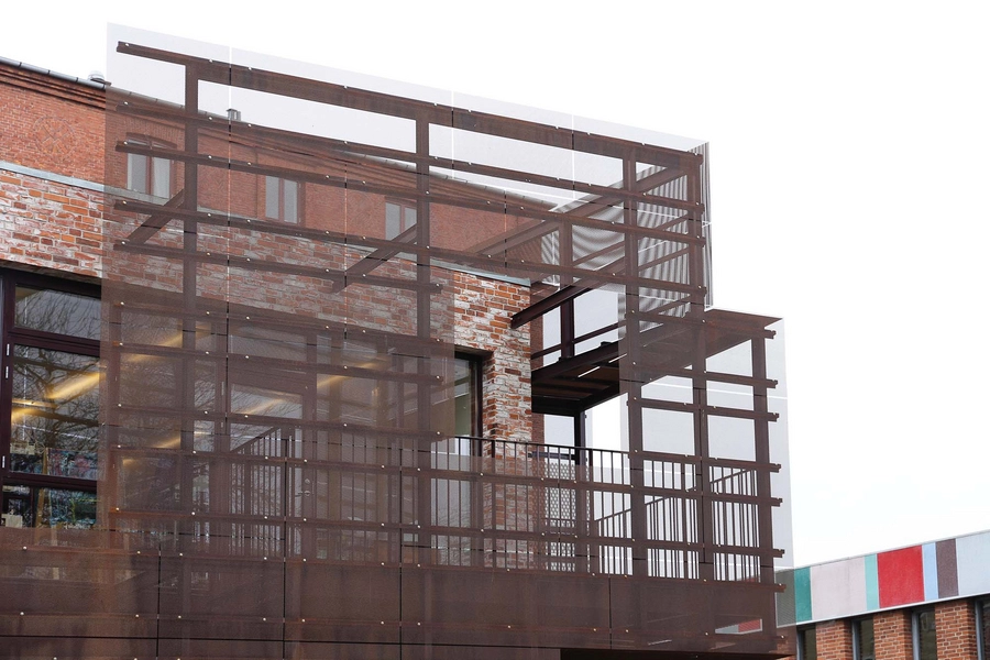 Bording Friskole Metalskærm på vestfacaden, mod gaden