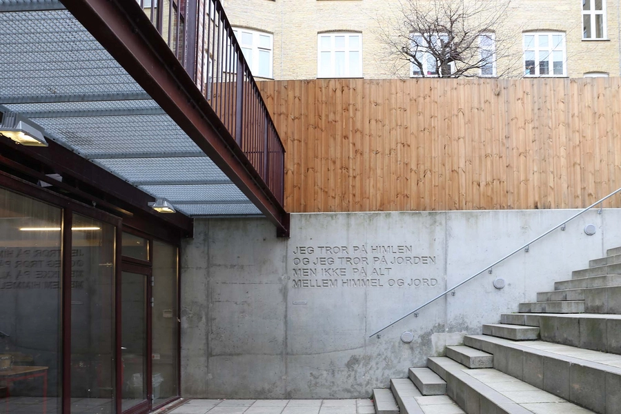 Bording Friskole Amfi-trappe med Søren Ulrik Thomsen citat