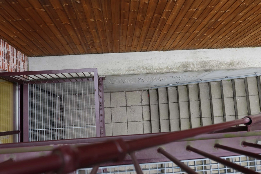 Bording Friskole Blik fra trappen på 1. sal til amfi-trappe og kælderetage