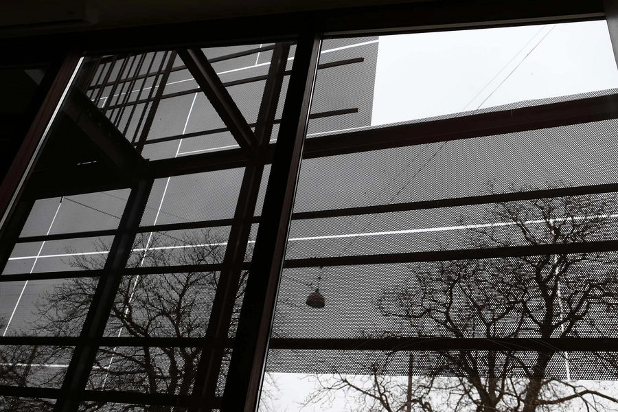 Bording Friskole Facade skærm set inde fra