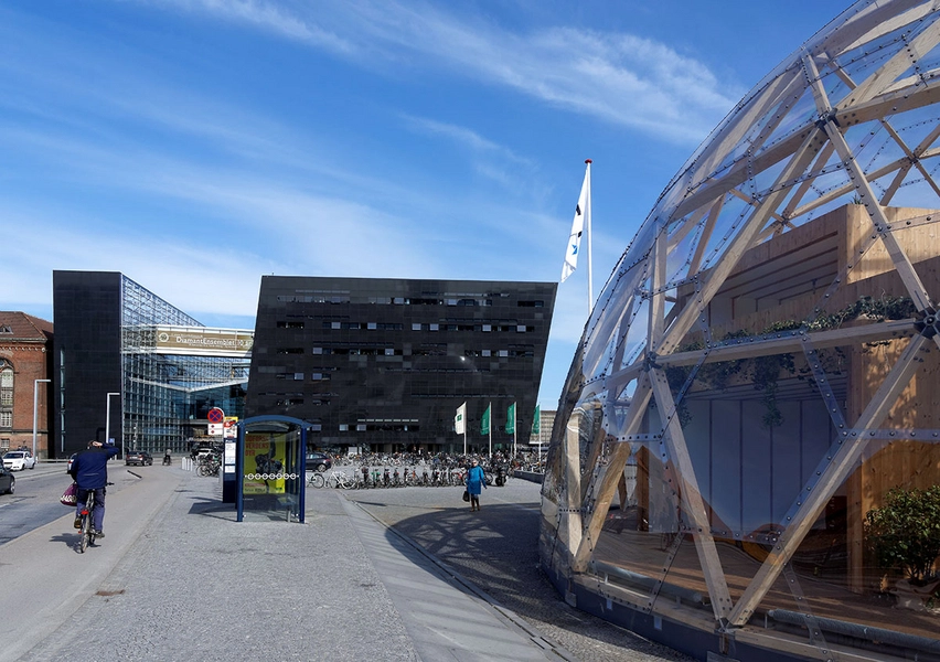 Dome Dome med den Sorte Diamant i baggrunden