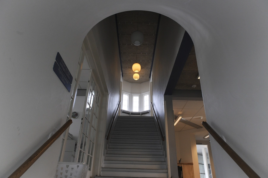 B.93 Tennishal - Sparta hallen Et blik op ad trappen