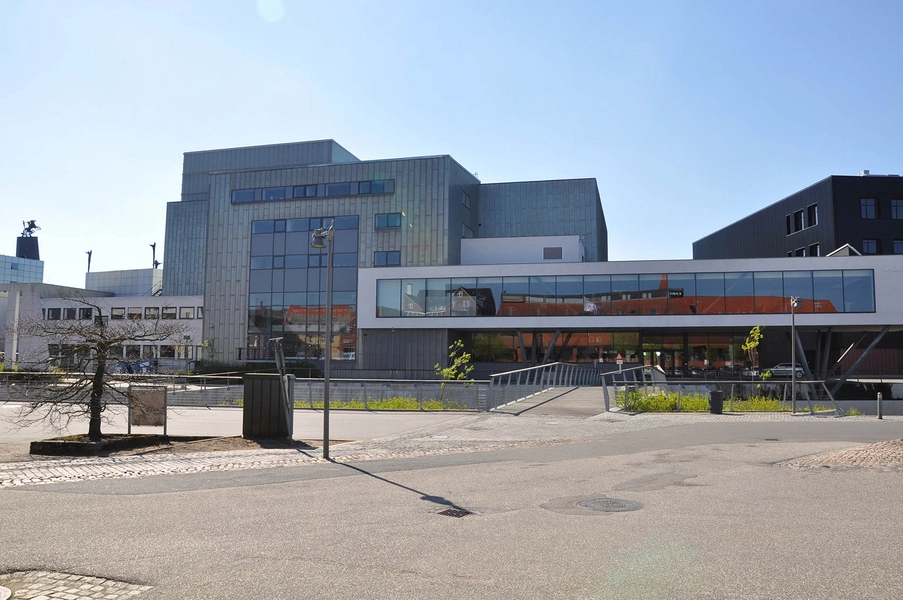 Musikteateret Holstebro Bebyggelsen set fra den anden side af åen