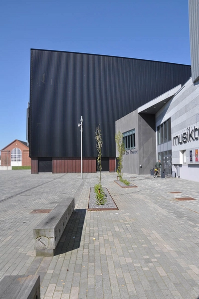 Musikteateret Holstebro Kig mod indgangsparti, to bygningsdele mødes