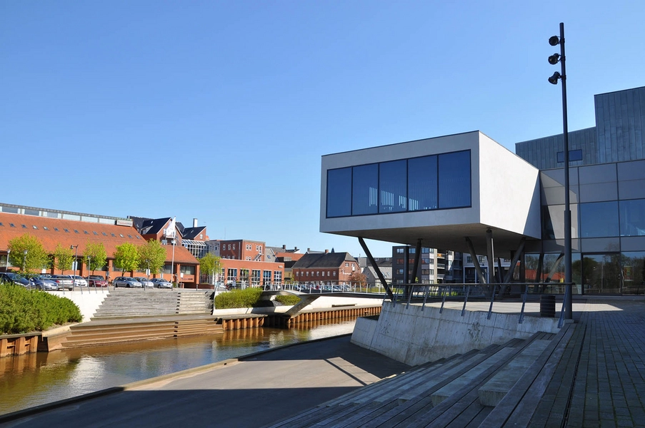 Musikteateret Holstebro Beliggenhed ved vandet med trapper som indbyder til hvile