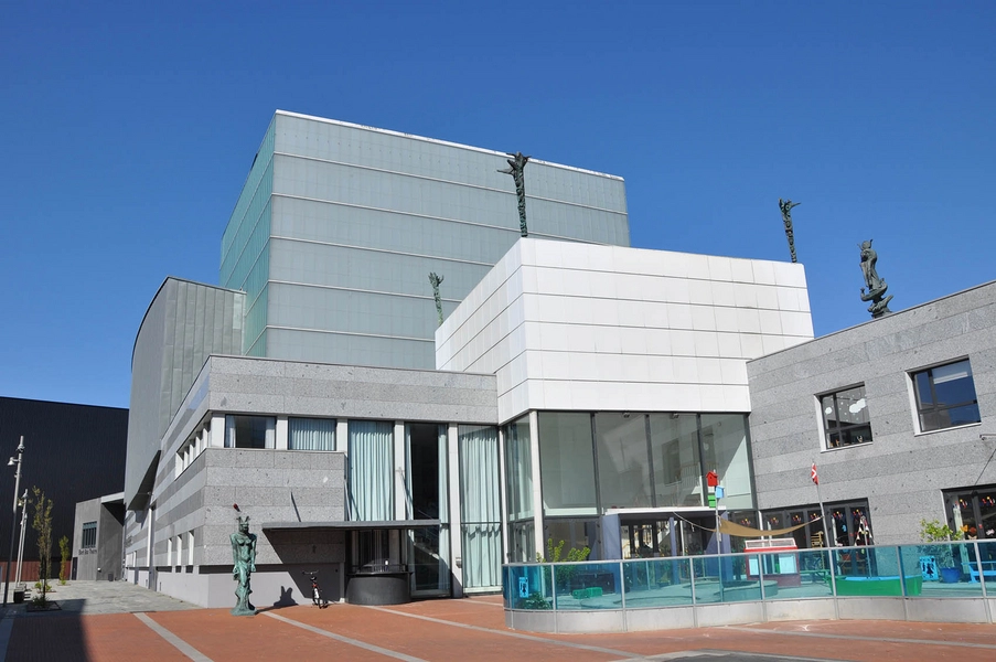 Musikteateret Holstebro Forskellige volumener og materialer skaber en divers helhed