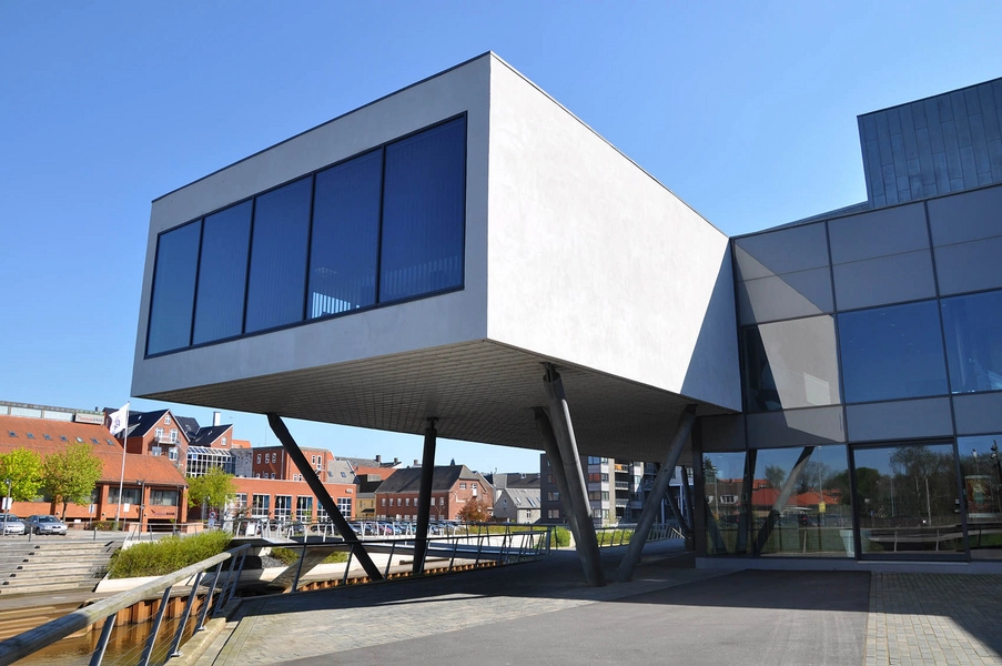 Musikteateret Holstebro Udkragende boks med støttepiller