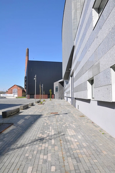 Musikteateret Holstebro kig hen langs facaden mod Black Box Theatre