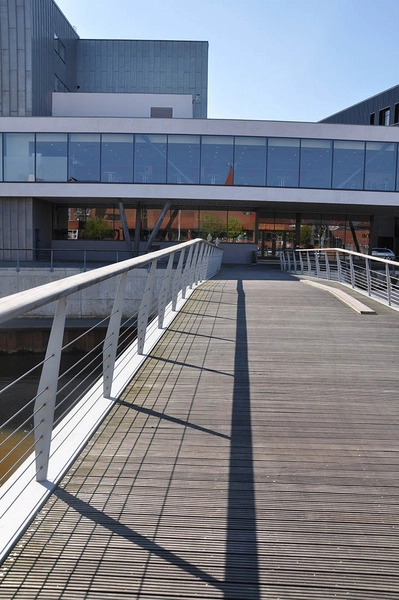 Musikteateret Holstebro Kig over broen fra den anden side af Storåen