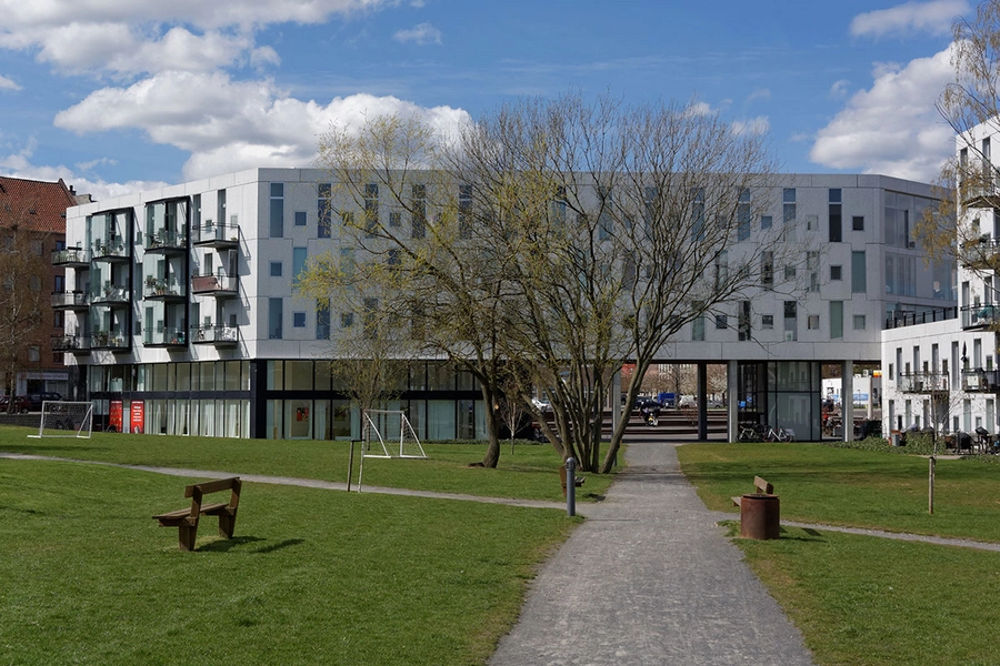 Emaljehaven Byparken med bebyggelsen i baggrunden