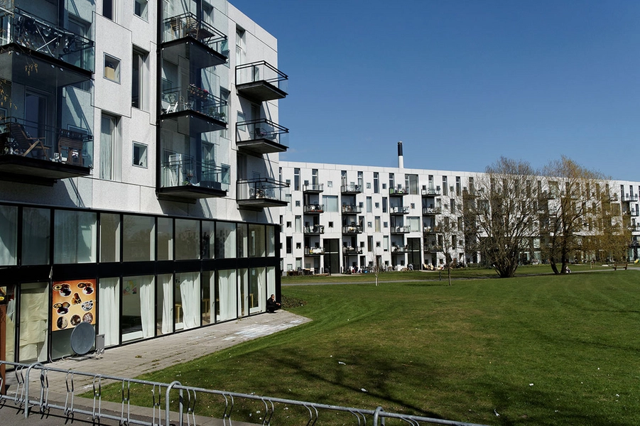 Emaljehaven Mødet mellem bygning og park