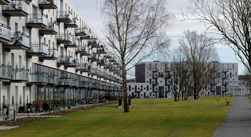 Emaljehaven Byparken med bebyggelsen i baggrunden
