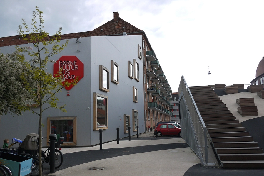 Børnekulturhus Ama'r Facade set fra nord, nyt skilt