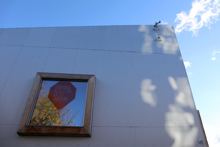 Børnekulturhus Ama'r Facade, refleksioner