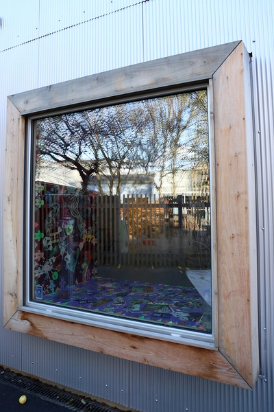 Børnekulturhus Ama'r Detalje, vinduesramme i akacietræ