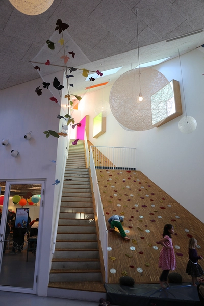 Børnekulturhus Ama'r Klatrevæg i foyeren