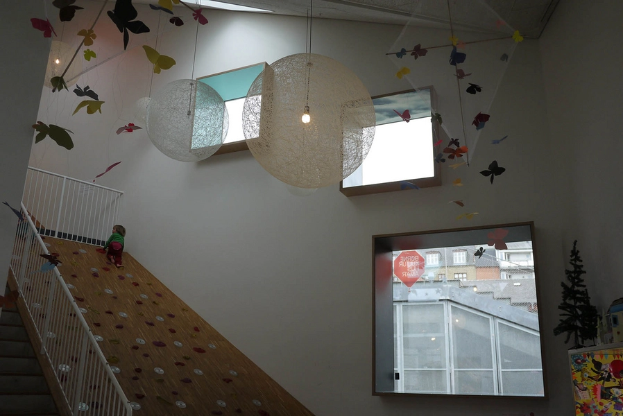 Børnekulturhus Ama'r Klatrevæg og vinduer