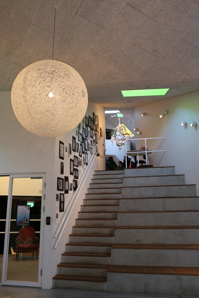 Børnekulturhus Ama'r Amfi-trappe op til caféen