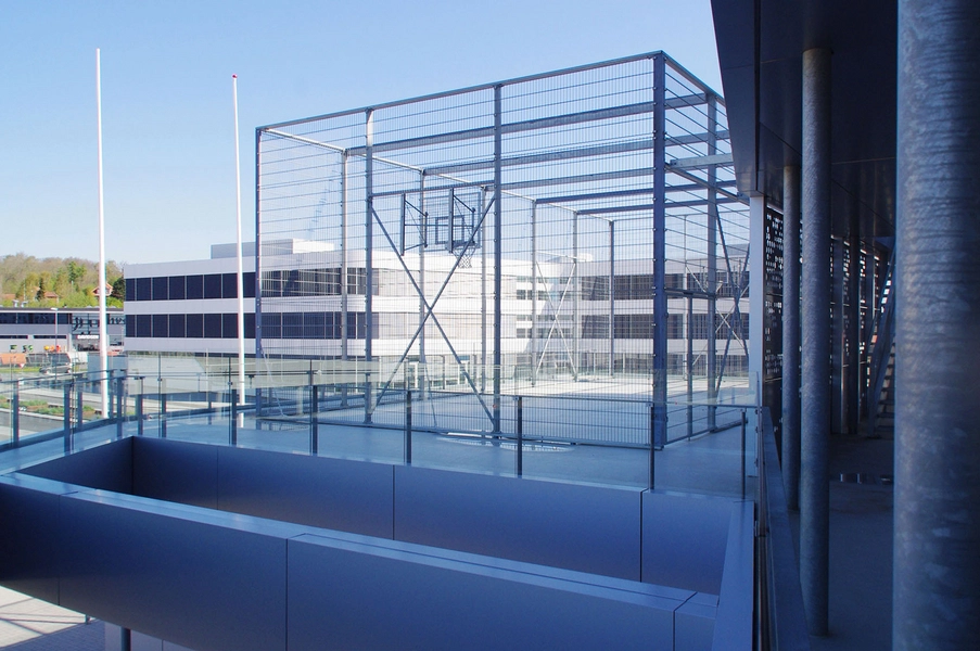 VUC Syd Basketballbanen på taget