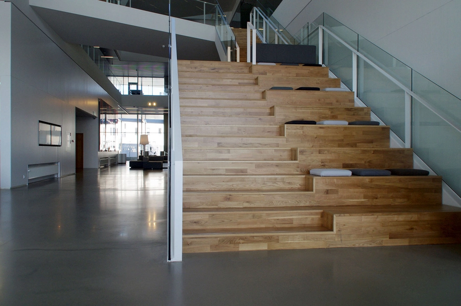 VUC Syd Trappe med indbyggede siddepladser i stueetagen