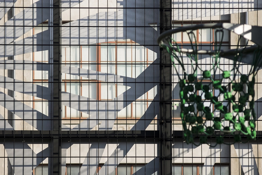 Aktivitetshus Den Grønne Trekant Fabriksbygningen set gennem facaden