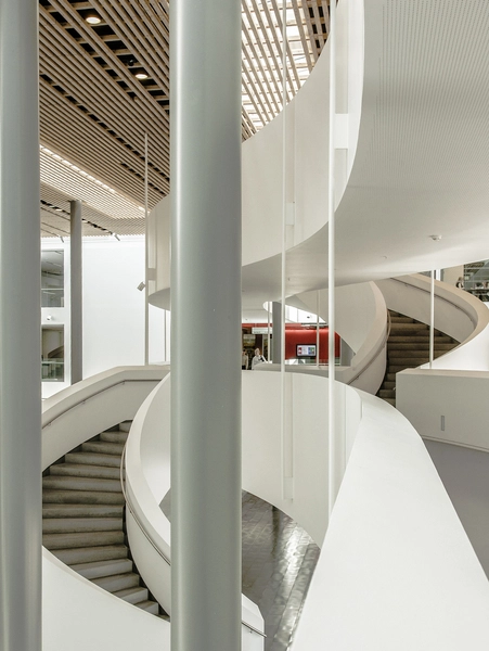 KUA 2, Københavns Universitet Amager, Humanistisk Fakultet Svungne trapper, Foyer