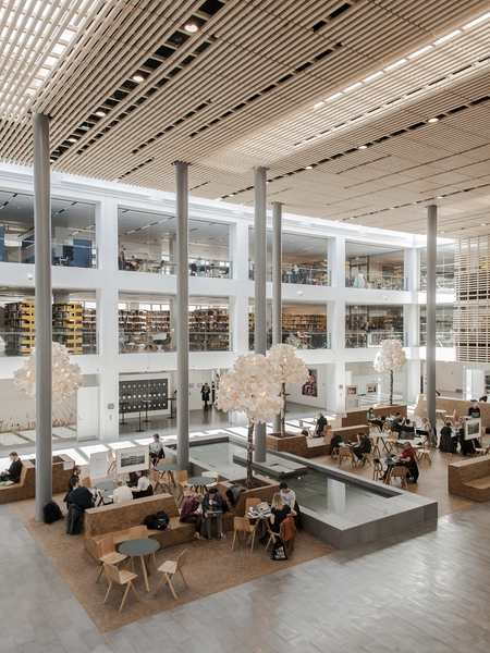 KUA 2, Københavns Universitet Amager, Humanistisk Fakultet Foyer, Bibliotek i baggrunden