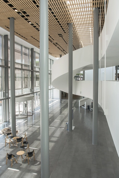 KUA 2, Københavns Universitet Amager, Humanistisk Fakultet Foyer, Søjler