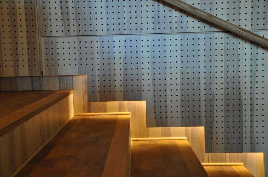 Moesgaard Detalje af trappe og belysning i auditorium