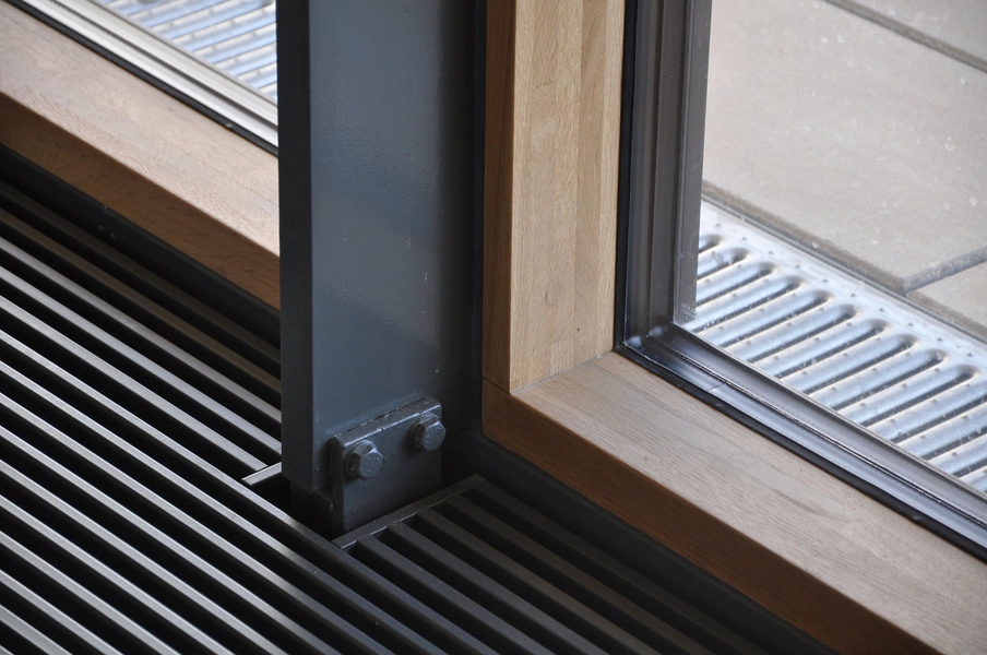 Moesgaard Detalje hvor vinduer møder riste ude og inde